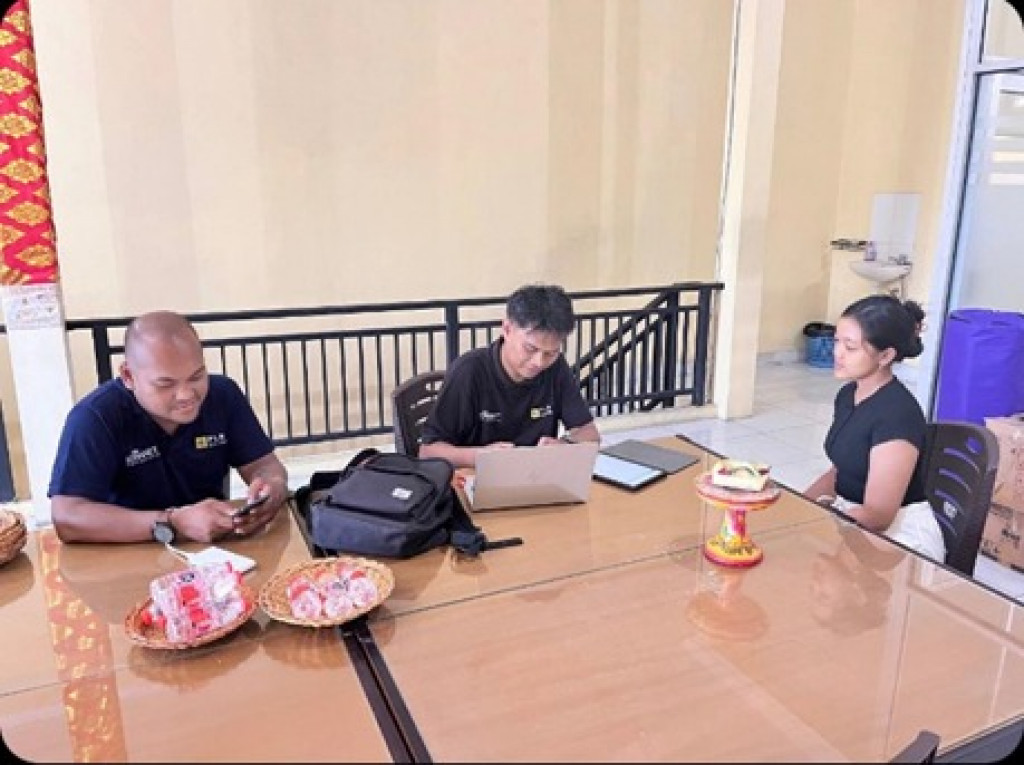 Koordinasi Penggunaan Aplikasi Pendaftaran dan Pemasaran Produk Jaringan Wifi ICONNET di BUM Desa Dalung